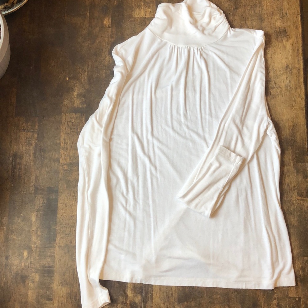 Long sleeve turtleneck.